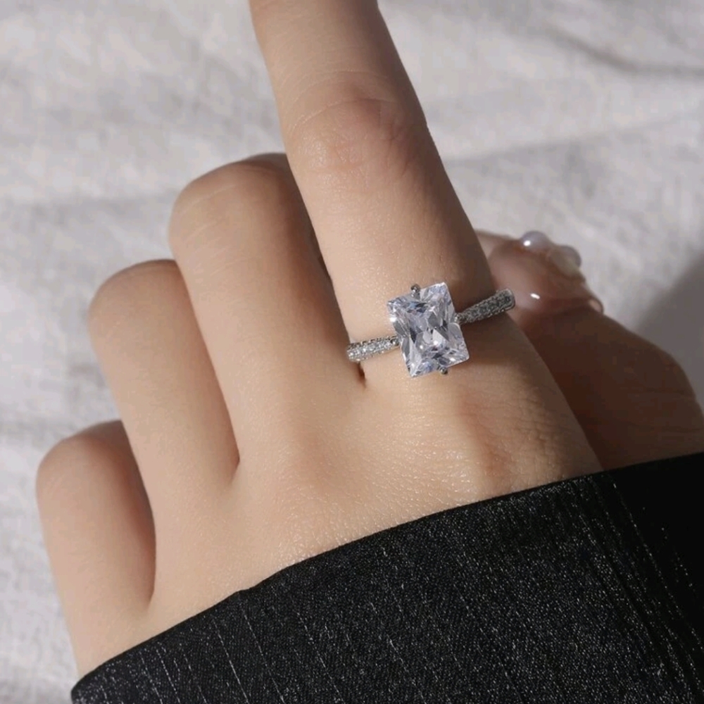 Adjustable emerald cut ring - Picture 2 of 4